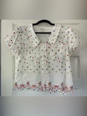 NWOT & Merci White Floral Embroidered Button-Down Shirt, Lined. Adorable! Small